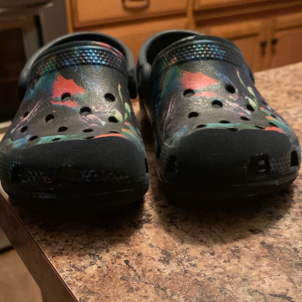 CROCS Kids Black Clogs with Multicolor Splash Pattern Size C 10 - Picture 3 of 4